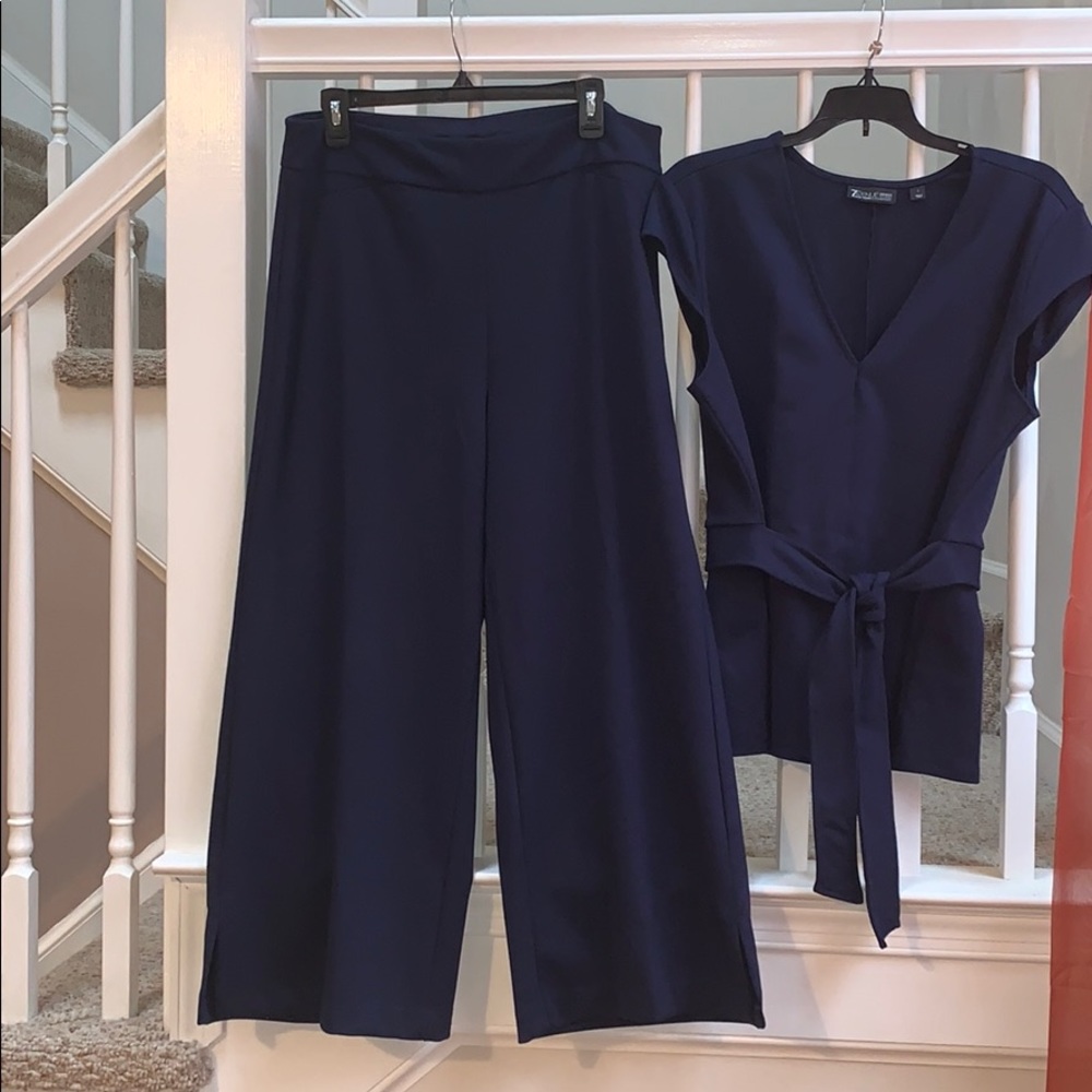 Navy blue knit Capri set - Picture 2 of 2